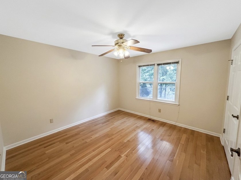 WATERFRONT RETREAT! Where a beautiful lake view and comfortable - photo 19