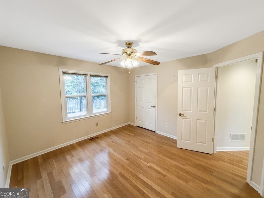 WATERFRONT RETREAT! Where a beautiful lake view and comfortable - photo 20