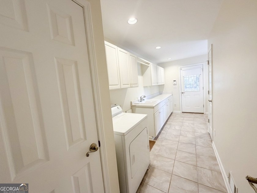WATERFRONT RETREAT! Where a beautiful lake view and comfortable - photo 22