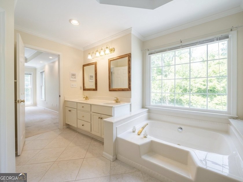 WATERFRONT RETREAT! Where a beautiful lake view and comfortable - photo 31