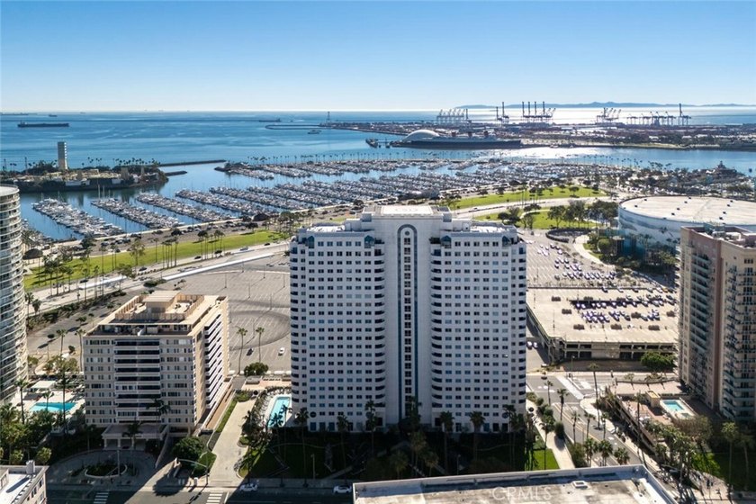 It's not too often that a downtown condo offers the satiating - photo 34