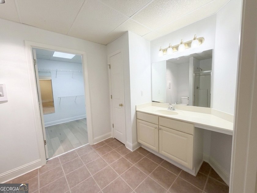 WATERFRONT RETREAT! Where a beautiful lake view and comfortable - photo 36