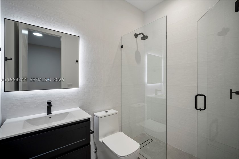 Discover this one-of-a-kind 5-bedroom, 5.5-bath modern townhome - photo 9