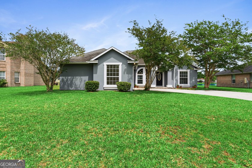 ****SELLERS ARE OFFERING 9,300 TOWARDS CLOSING COST WITH AN - photo 4