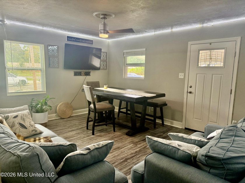 This beautiful House in Biloxi was renovated 4 years ago and - photo 12