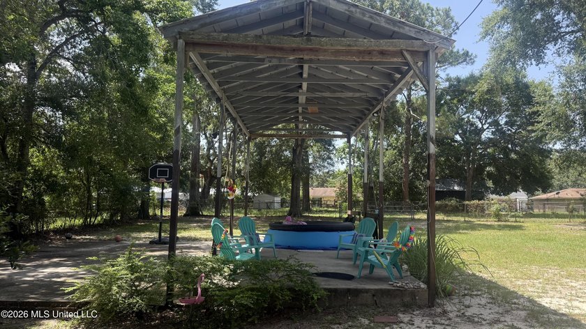 This beautiful House in Biloxi was renovated 4 years ago and - photo 22