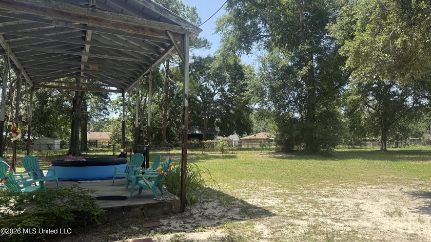 This beautiful House in Biloxi was renovated 4 years ago and - photo 23