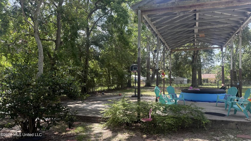 This beautiful House in Biloxi was renovated 4 years ago and - photo 24