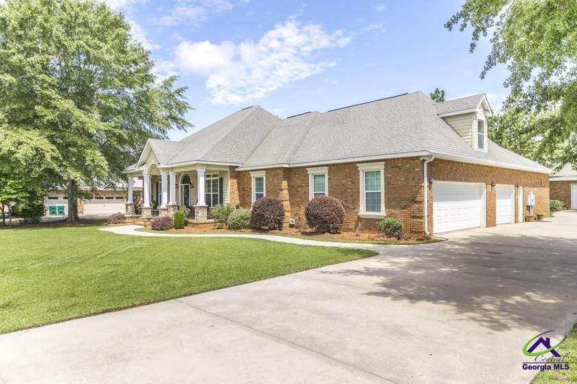 Welcome home to this stunning custom-built, four-sided brick - photo 2