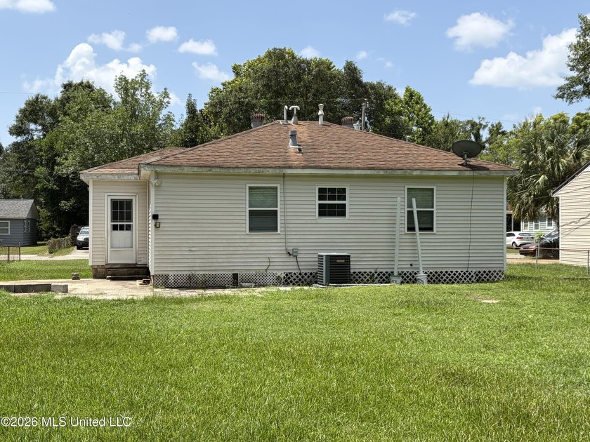 Welcome to this super charming 2 bedroom, 1 bath cottage - photo 15