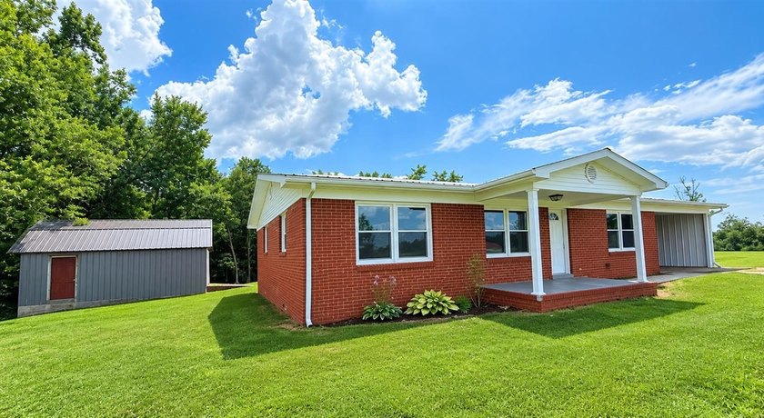 Country Living with Modern Style on nearly an acre! Welcome home - photo 5