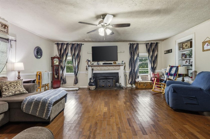 Escape to the peace and charm of country living with this - photo 4