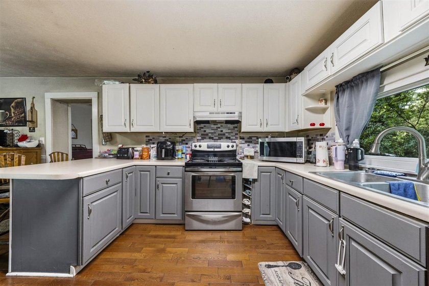 Escape to the peace and charm of country living with this - photo 10