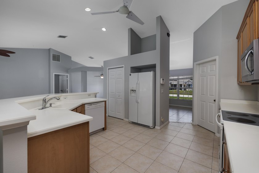 Welcome to this beautifully maintained 3 bedroom, 2 bathroom - photo 13