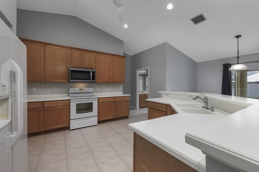 Welcome to this beautifully maintained 3 bedroom, 2 bathroom - photo 14