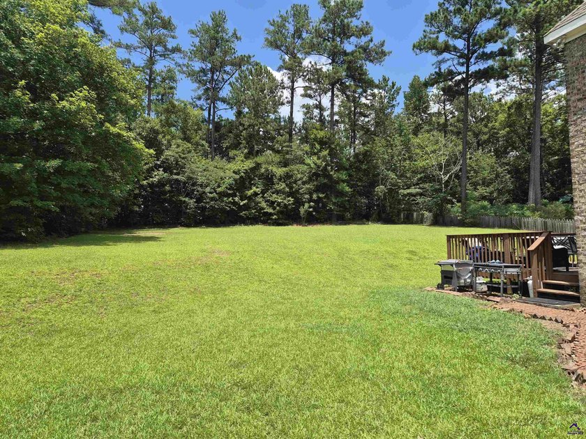 Welcome to 224 Carsons Walk. This home is perfectly tucked away - photo 2