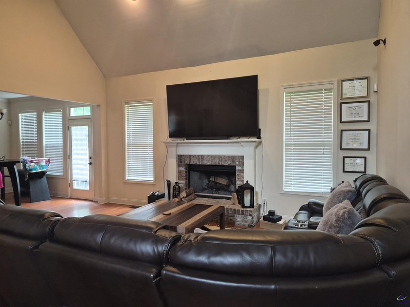 Welcome to 224 Carsons Walk. This home is perfectly tucked away - photo 6