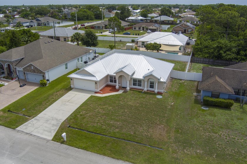 Welcome to this beautifully maintained 3 bedroom, 2 bathroom - photo 36