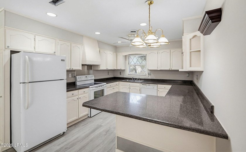 Recently renovated 3BR/2BA home in the Mink Point neighborhood! - photo 11