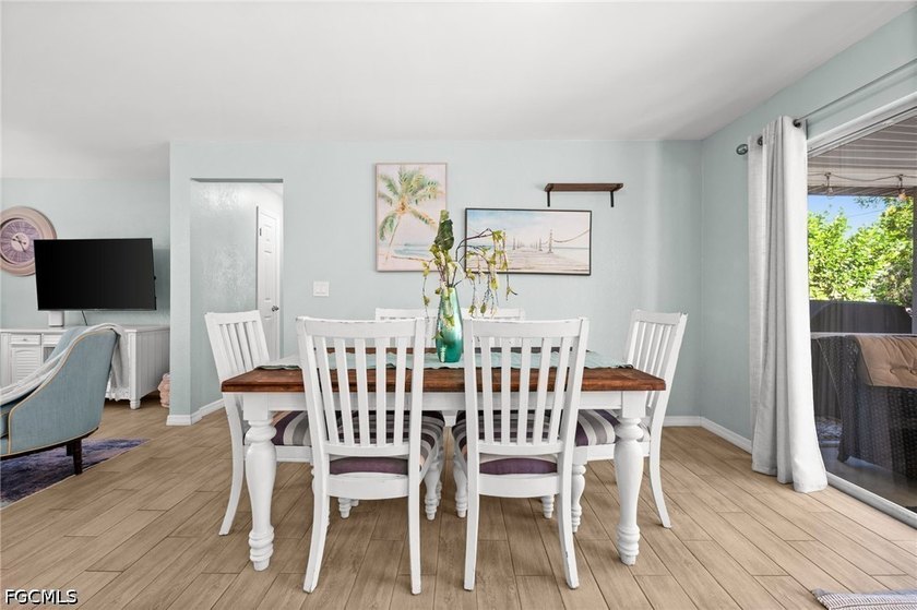 Welcome to this beautifully renovated 3-bedroom, 2-bathroom pool - photo 13