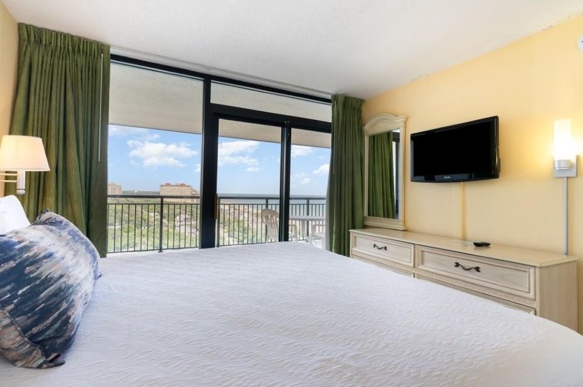 Wake up to breathtaking ocean views from this stunning 2-bedroom - photo 22