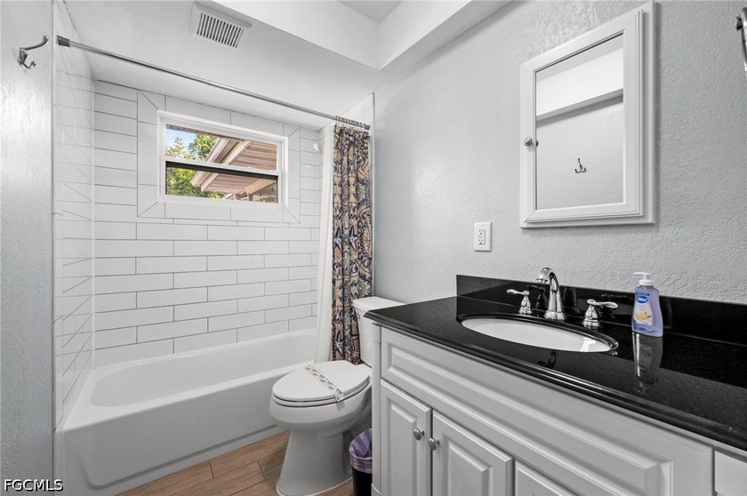 Welcome to this beautifully renovated 3-bedroom, 2-bathroom pool - photo 30