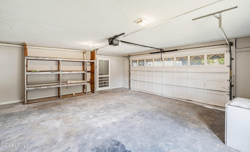 Recently renovated 3BR/2BA home in the Mink Point neighborhood! - photo 32