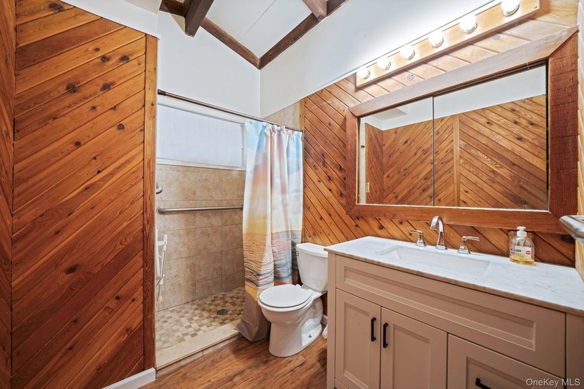 Lovingly maintained three bedroom home featuring an upgraded - photo 14