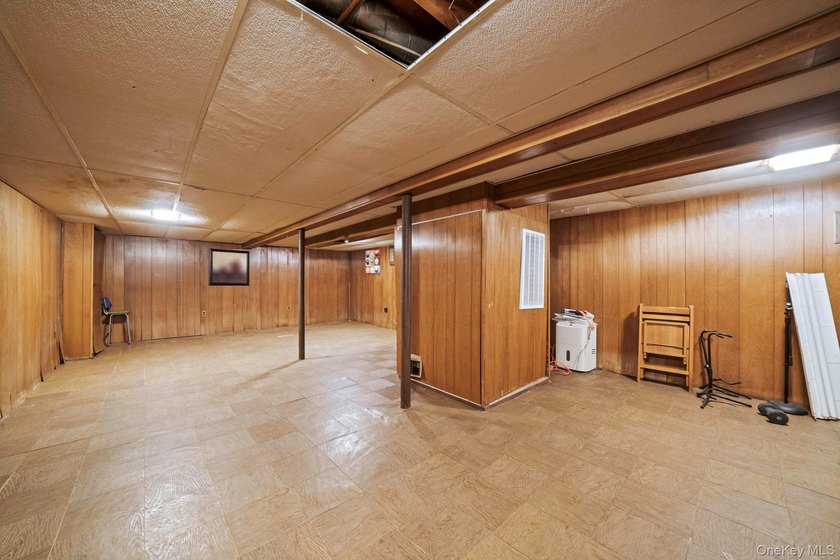 Lovingly maintained three bedroom home featuring an upgraded - photo 18