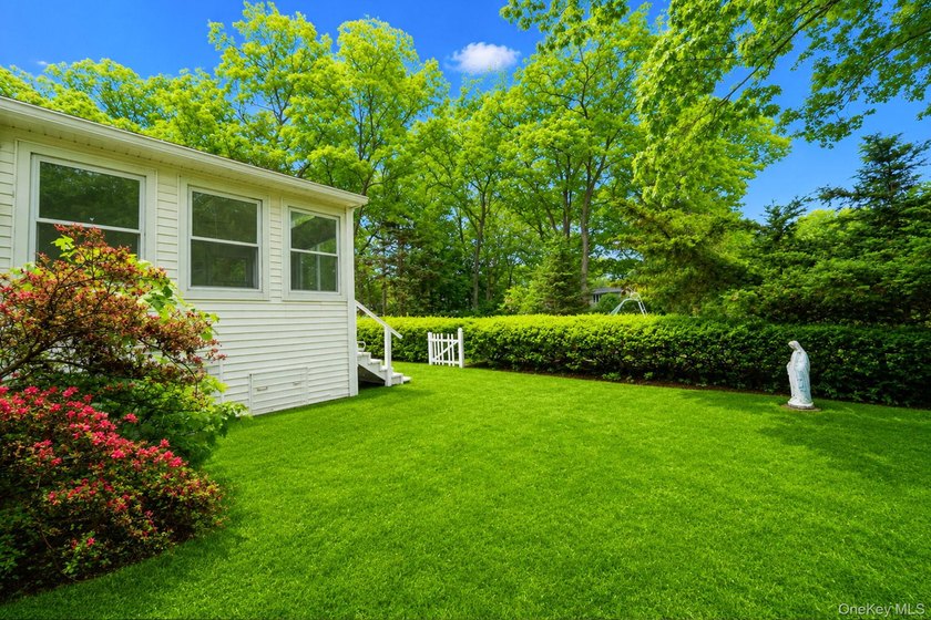 Lovingly maintained three bedroom home featuring an upgraded - photo 24