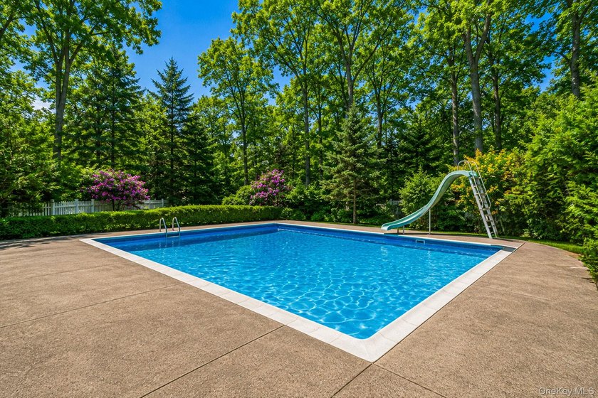 Lovingly maintained three bedroom home featuring an upgraded - photo 26