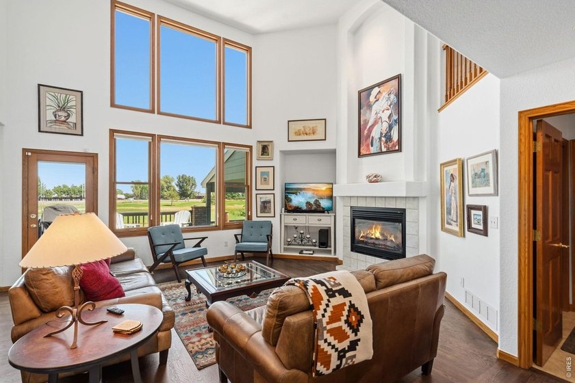 Paradise Found! Welcome to this beautifully maintained two-story - photo 3