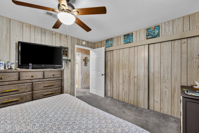 Charming 2-bedroom, 1-bath cottage in the highly sought-after - photo 12