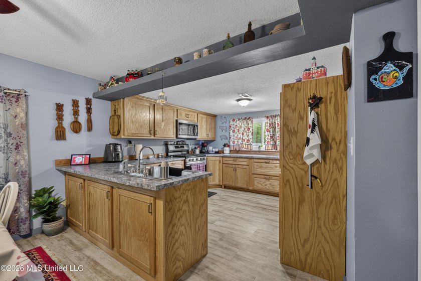 Charming 2-bedroom, 1-bath cottage in the highly sought-after - photo 17