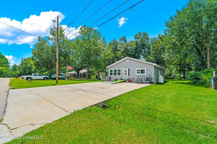 Charming 2-bedroom, 1-bath cottage in the highly sought-after - photo 24