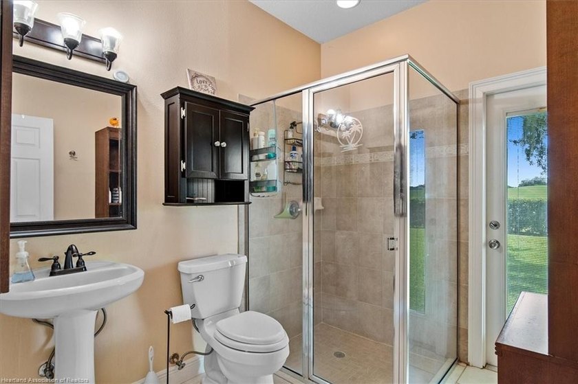 BEAUTIFUL GOLF COURSE HOME in The Country Club of Sebring. This - photo 36