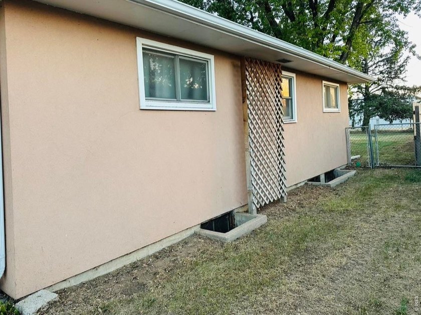 This home has a lovely floor plan and wide open spaces! Big - photo 7