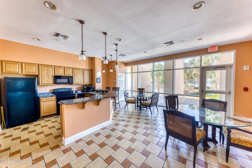 Beautifully furnished coastal condo with stunning views and - photo 45