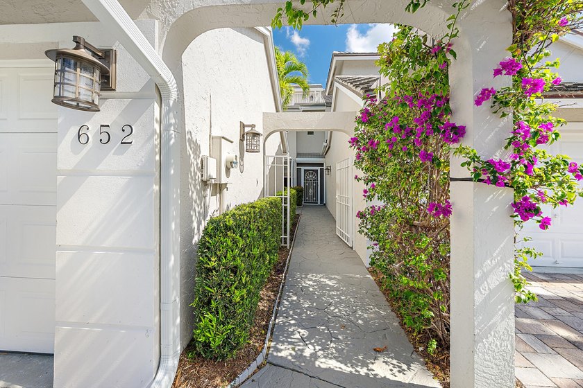 Rarely available 4-bedroom, 3-bath townhouse in Jupiter Harbour - photo 5