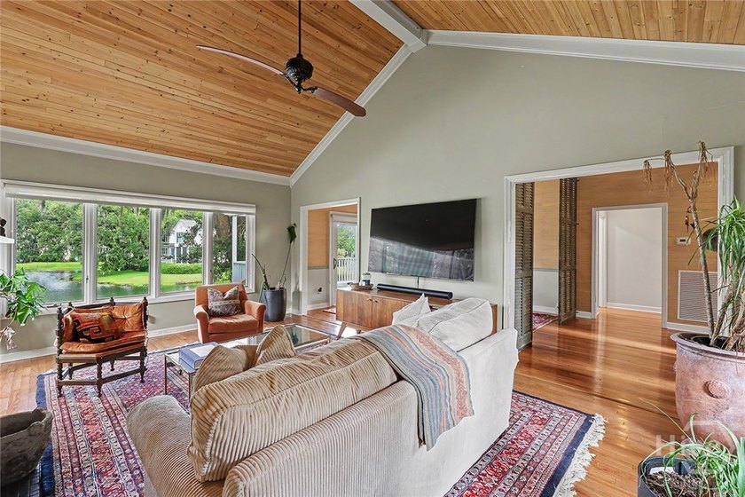 Welcome to *The Tree House* - a truly one-of-a-kind home nestled - photo 12