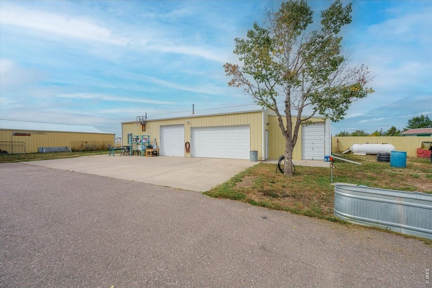 Custom 4 bedroom 3 bath home surrounded by towering trees - photo 34