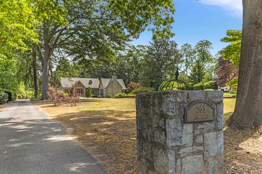 Classic architecture. Refined living. An exceptional setting - photo 47