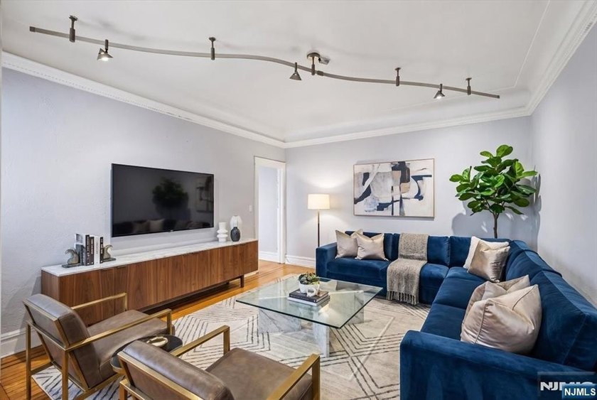 Enjoy easy living in this bright and inviting 550 sq ft - photo 11