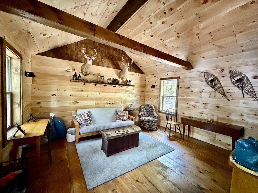 Escape to the peace and quiet of Upper Pond with this charming - photo 10