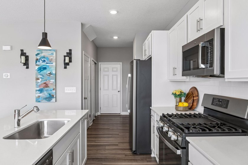 Experience the perfect blend of new construction quality and the - photo 11