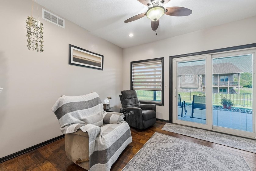 Welcome to this beautifully maintained 6-bedroom, 4-bath home - photo 11