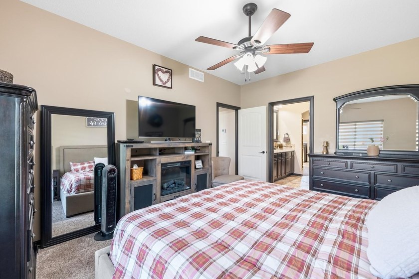 Welcome to this beautifully maintained 6-bedroom, 4-bath home - photo 14