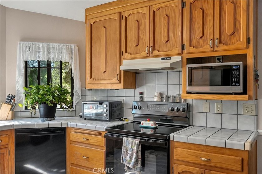 Welcome to this stunning custom-built home that sits on 3.91 - photo 15