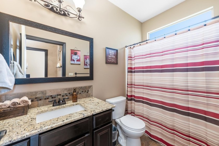 Welcome to this beautifully maintained 6-bedroom, 4-bath home - photo 18
