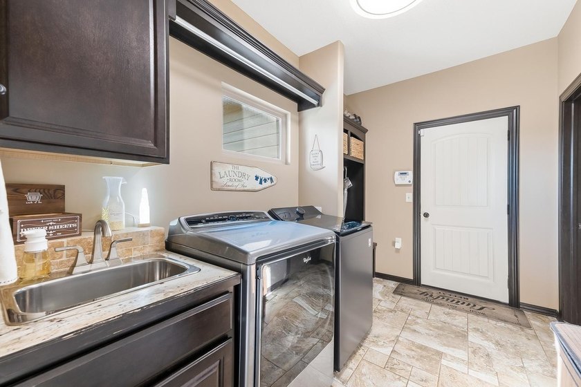 Welcome to this beautifully maintained 6-bedroom, 4-bath home - photo 19